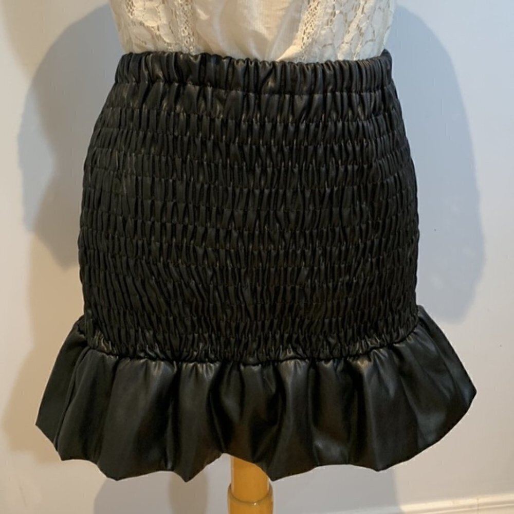 Hot and Delicious brand stretch elastic faux leather mini skirt ruffle size M